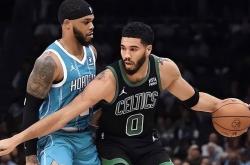 凯尔特人身陷困境，三巨头再度联手为球队解围