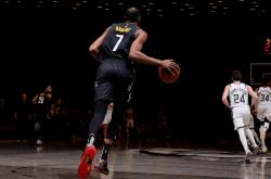 半岛体育直播-老鹰逆转篮网，取得胜利