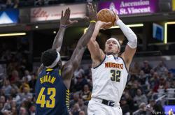 半岛体育直播-凯尔特人主场惨败掘金，遭遇阻击的简单介绍