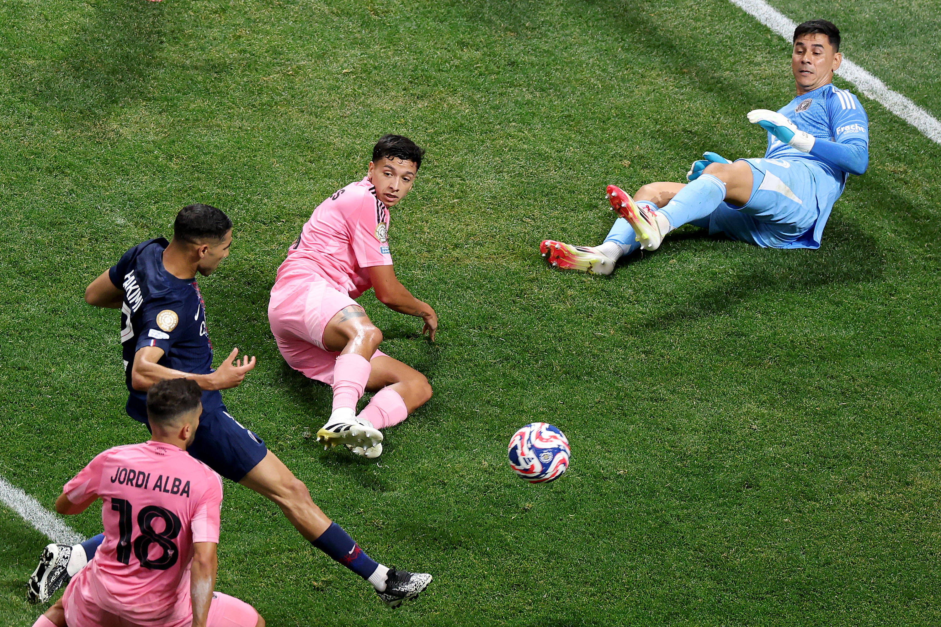 巴黎圣日耳曼球员尽展技艺，碾压对手取胜