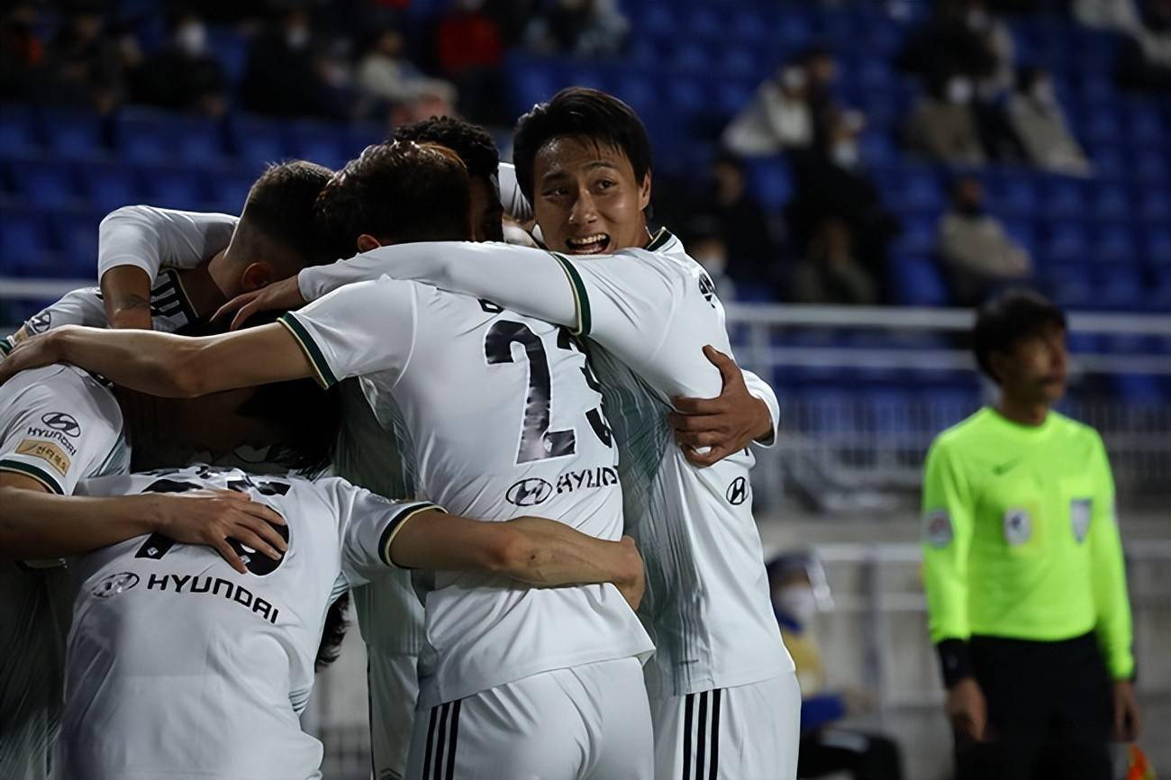 阿拉伯球队与东亚劲旅对决，战意昂扬