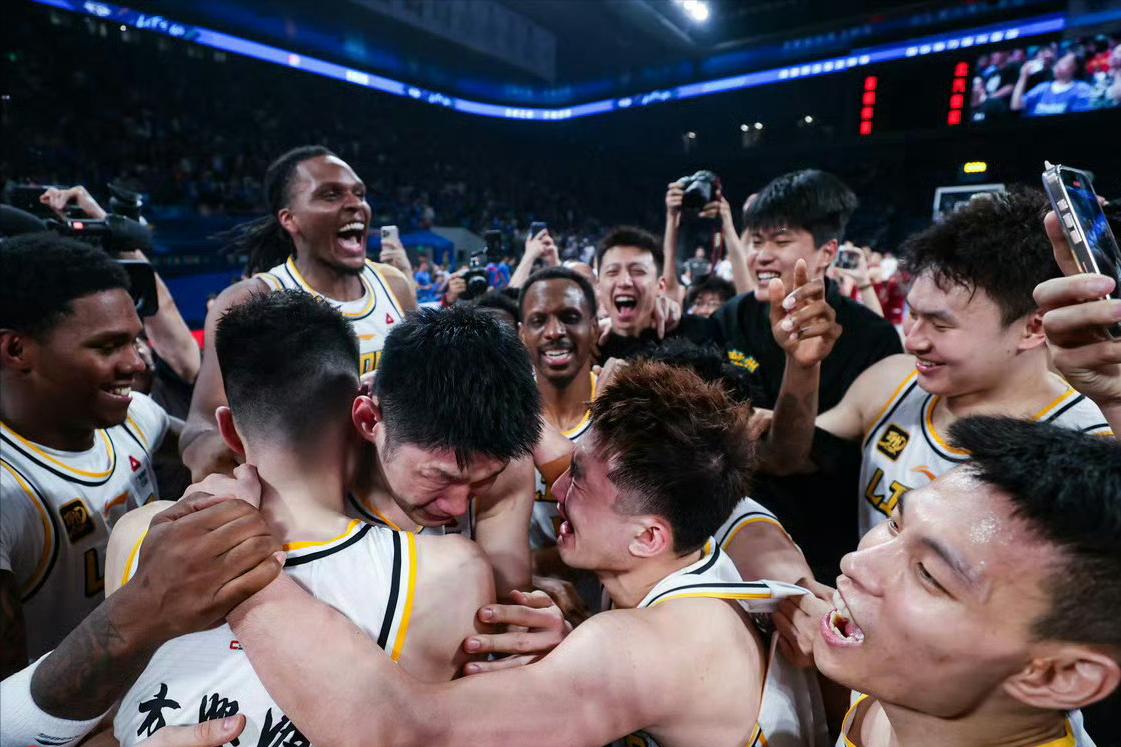 人队横扫对手，领先进入总决赛