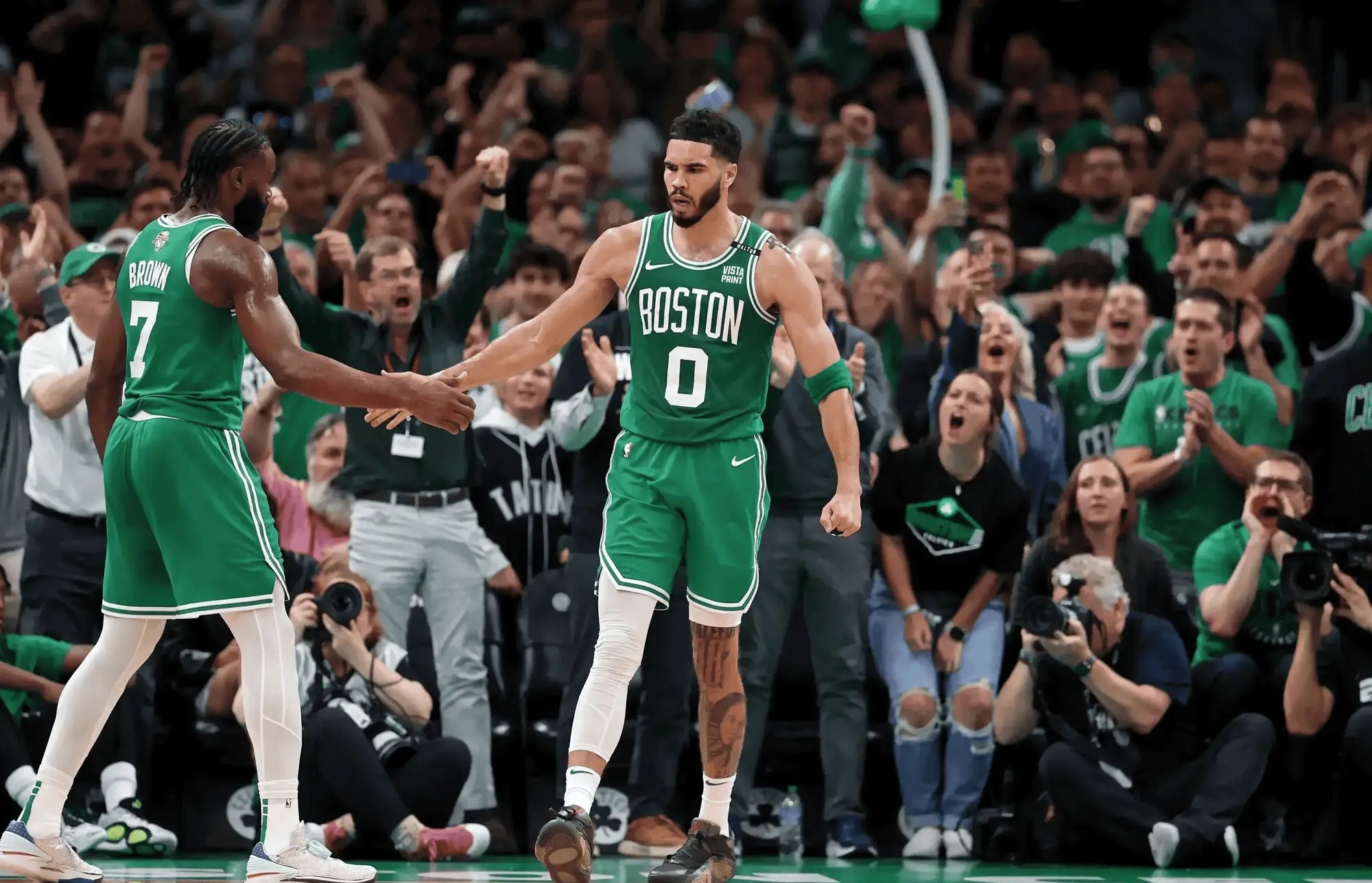 凯尔特人身陷困境，三巨头再度联手为球队解围