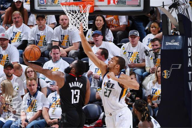 火箭取得胜利，赢得全队掌声