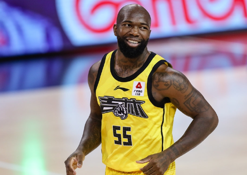 包含凯-费尔德:外援强势发威，连胜势头不减的词条