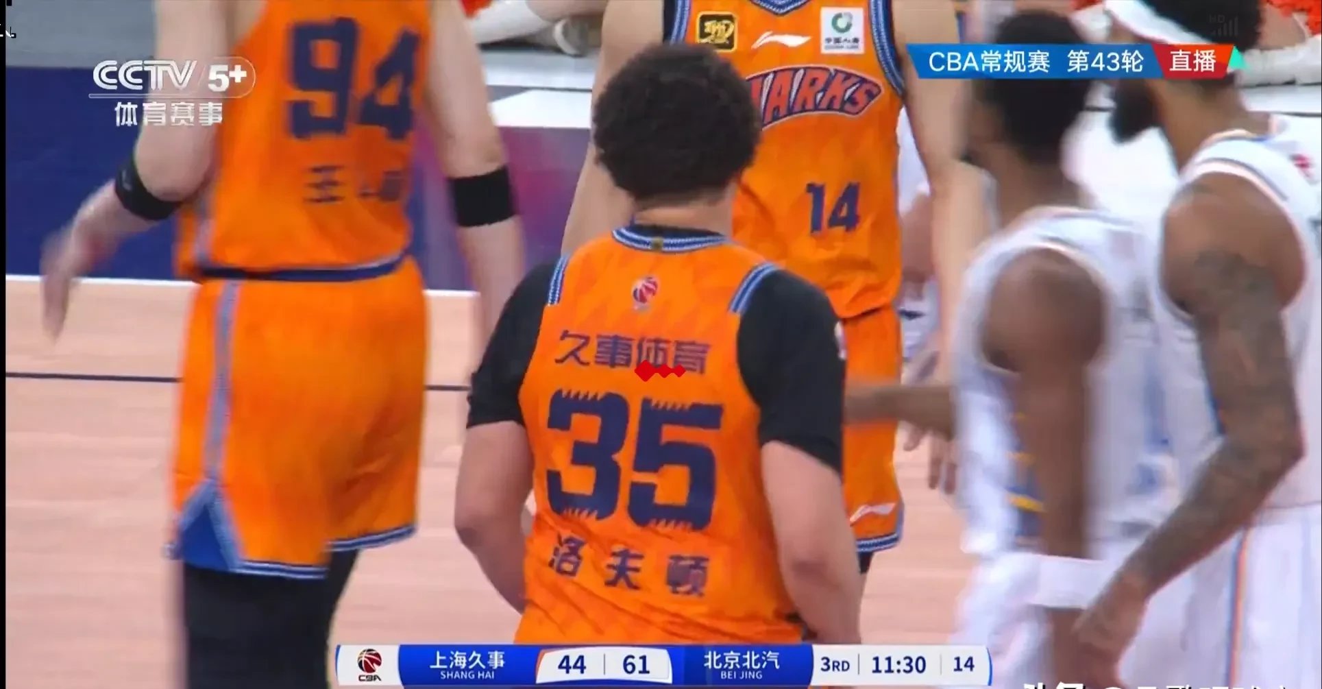 北京北汽队中锋受伤下场,让球迷为他担心 北京北汽队中锋受伤下场,让球迷为他担心