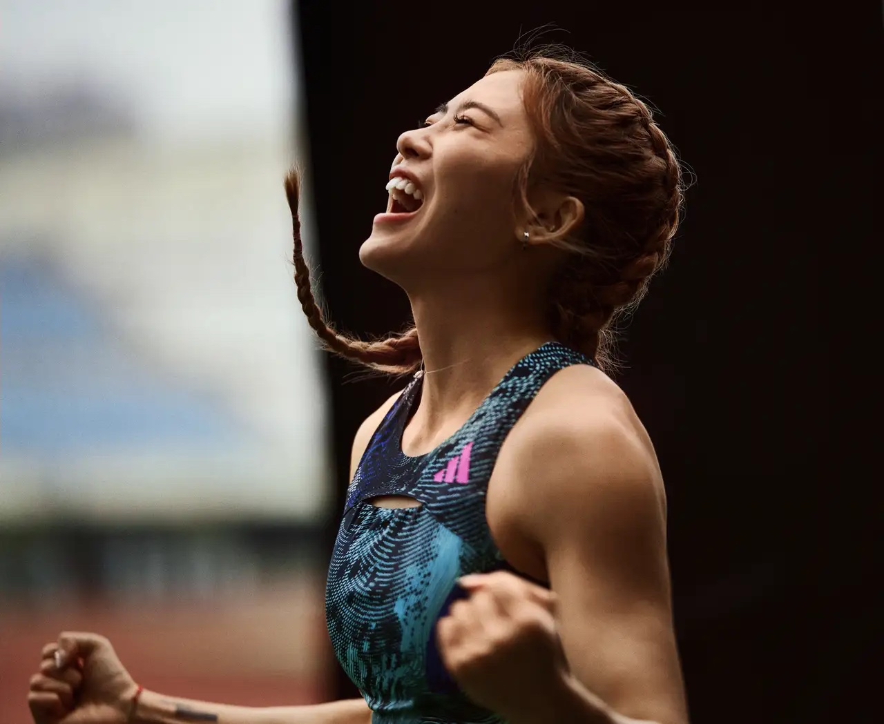 出色表现，运动员赛场夺冠！