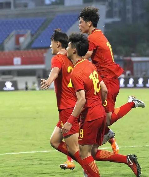 关于热血激昂的足球比赛给球迷带来无限激情的信息