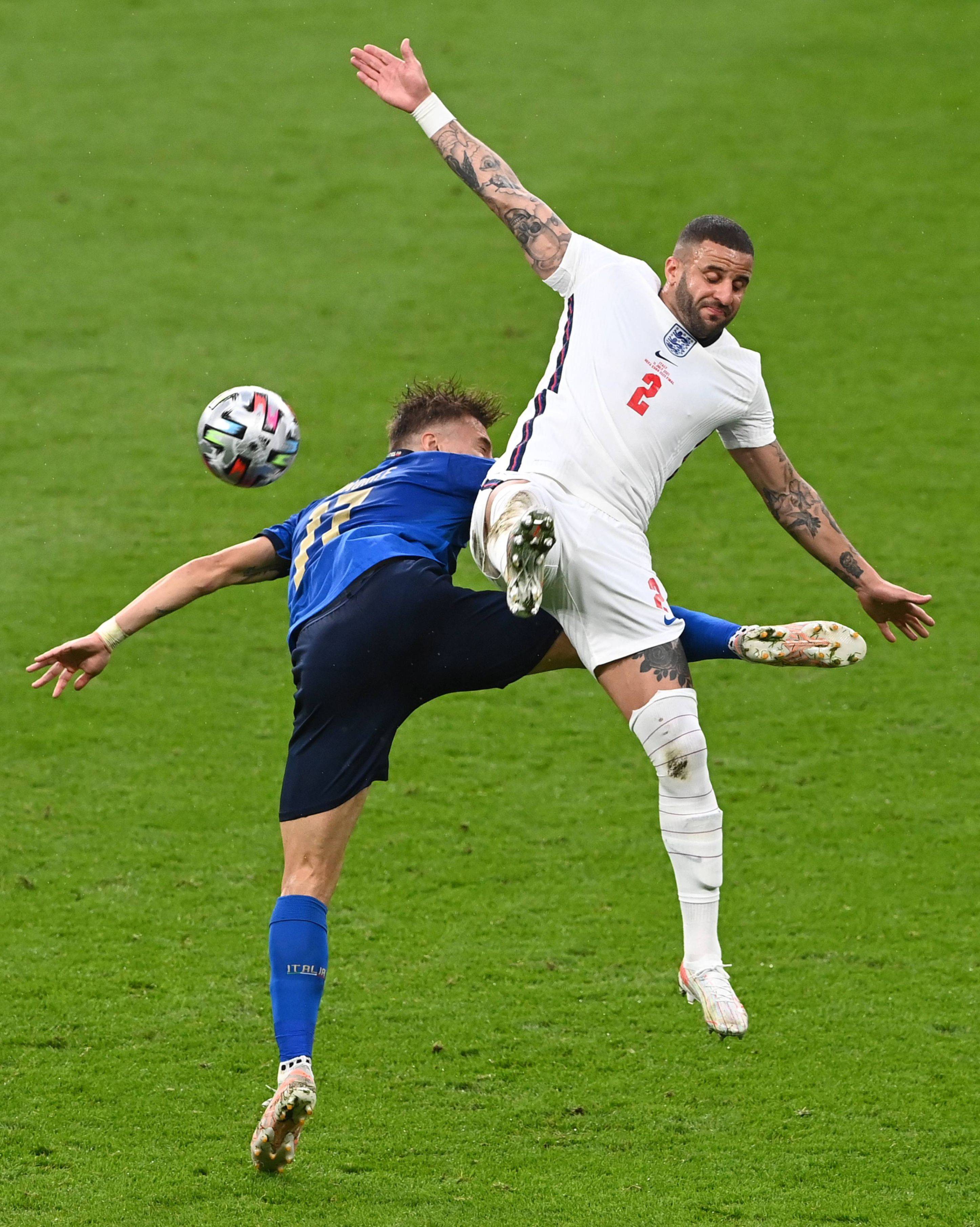 关于热血激昂的足球比赛给球迷带来无限激情的信息