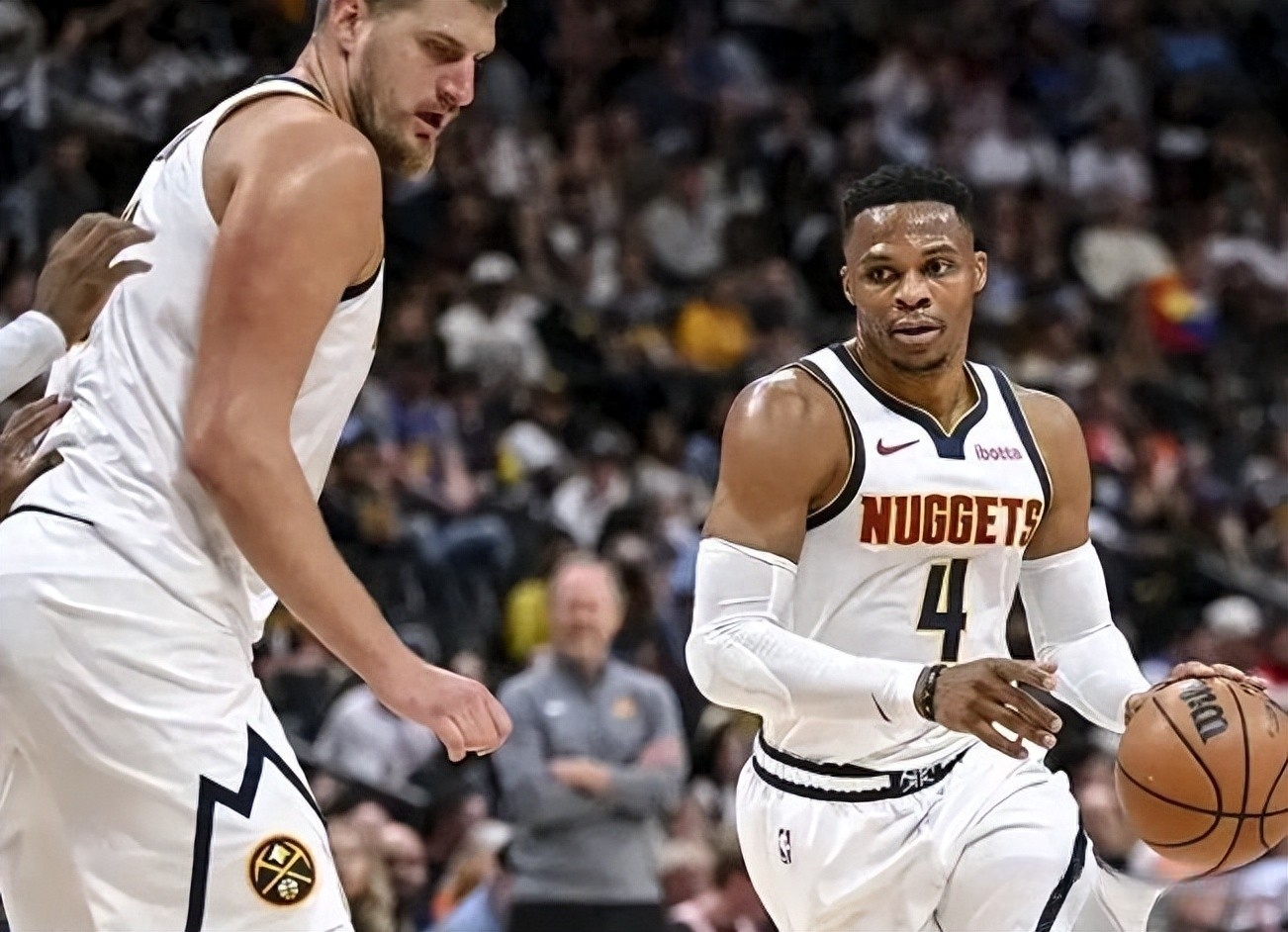 火箭队大胜对手，西部排名升至前四