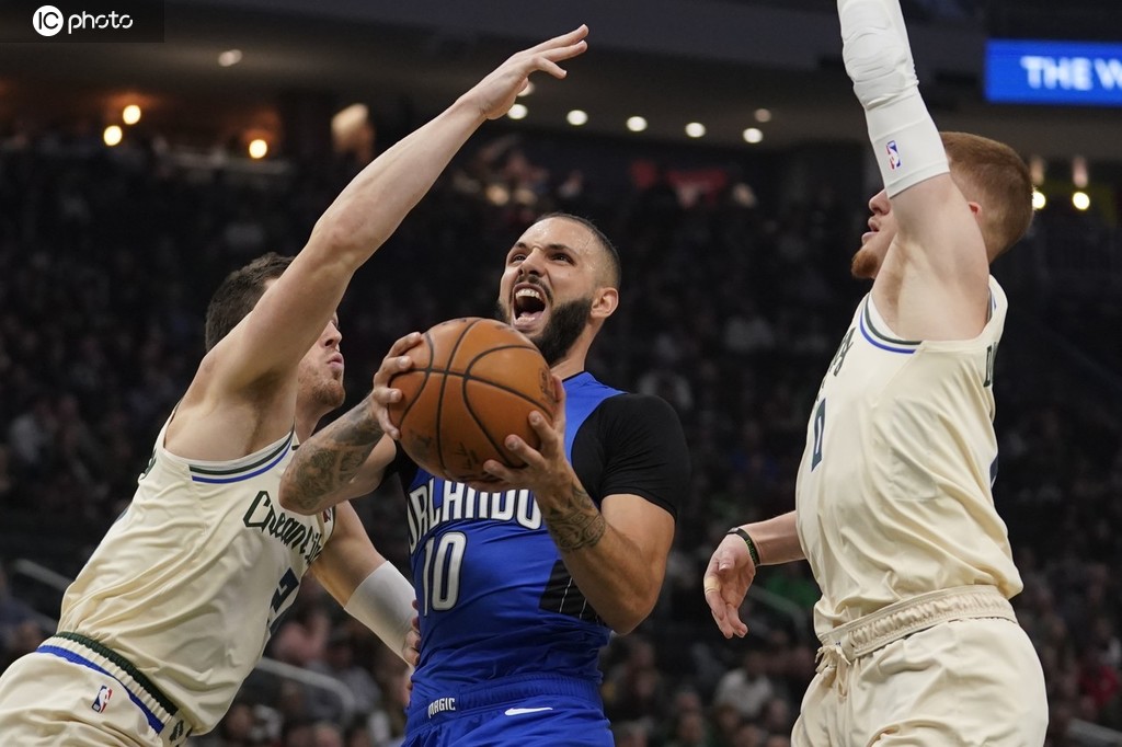 雄鹿逆转魔术，继续保持不败