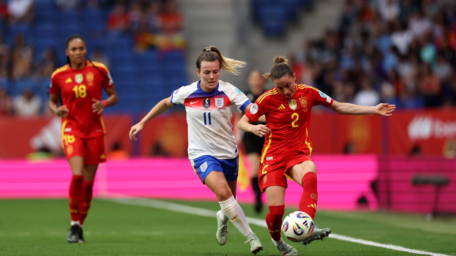 荷兰女足队员参加青年锦标赛争取胜利