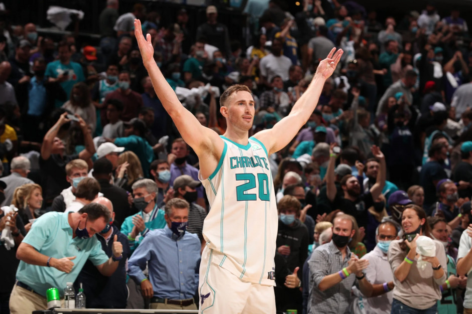 包含凯尔特人客场击败黄蜂，海沃德关键时刻挺身而出的词条