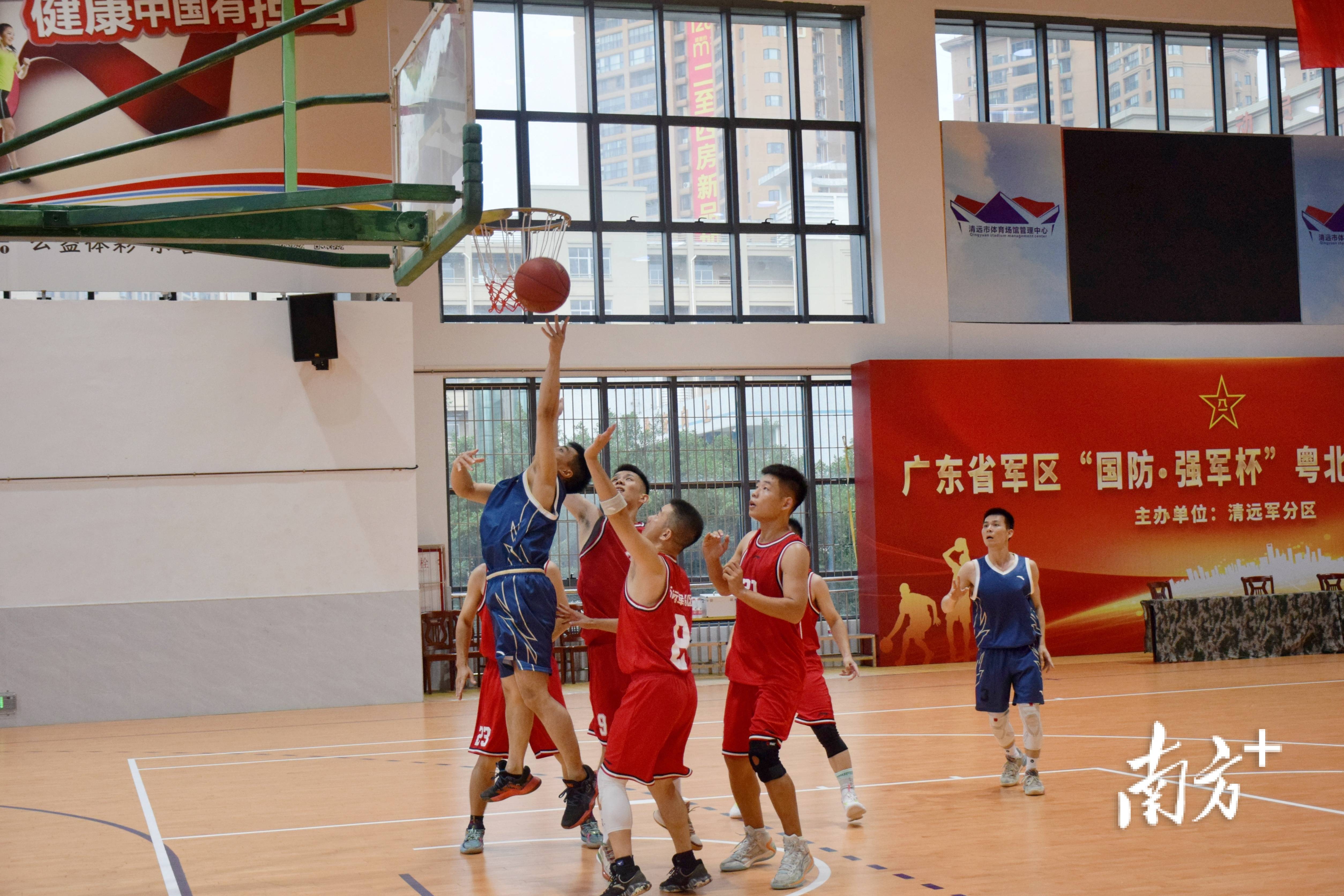 球队训练备战,迎接激烈篮球对决 球队训练备战,迎接激烈篮球对决