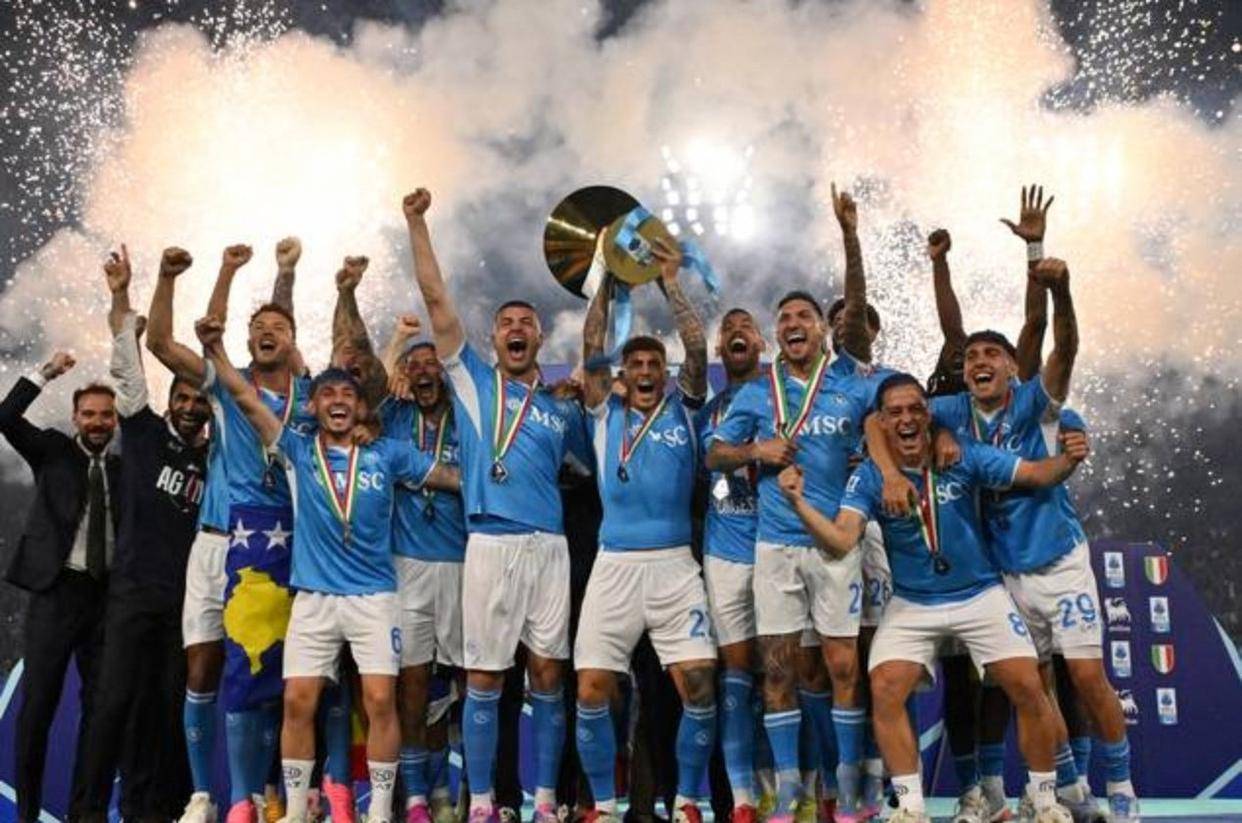 包含那不勒斯主帅荣膺年度最佳，引领球队豪取连胜的词条