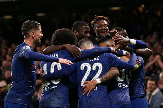 阿贾克斯创造历史，惊险进强的简单介绍