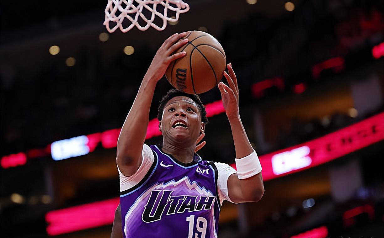 爵士队发挥出色，轻松赢得比赛